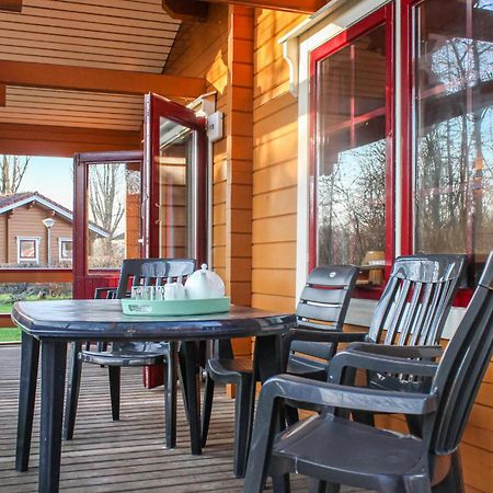 Awesome Home In Gramsbergen With Kitchen Exterior foto