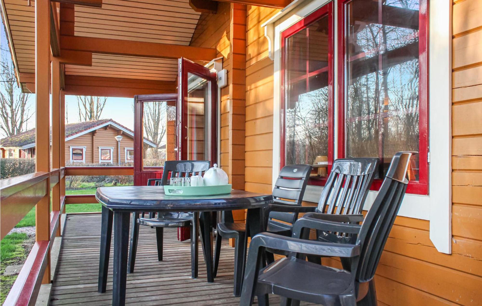 Awesome Home In Gramsbergen With Kitchen Exterior foto